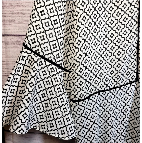 Ann Taylor Loft Top Black White Ruffled Geo Print Bell Sleeve Keyhole Back Small - Picture 4 of 10